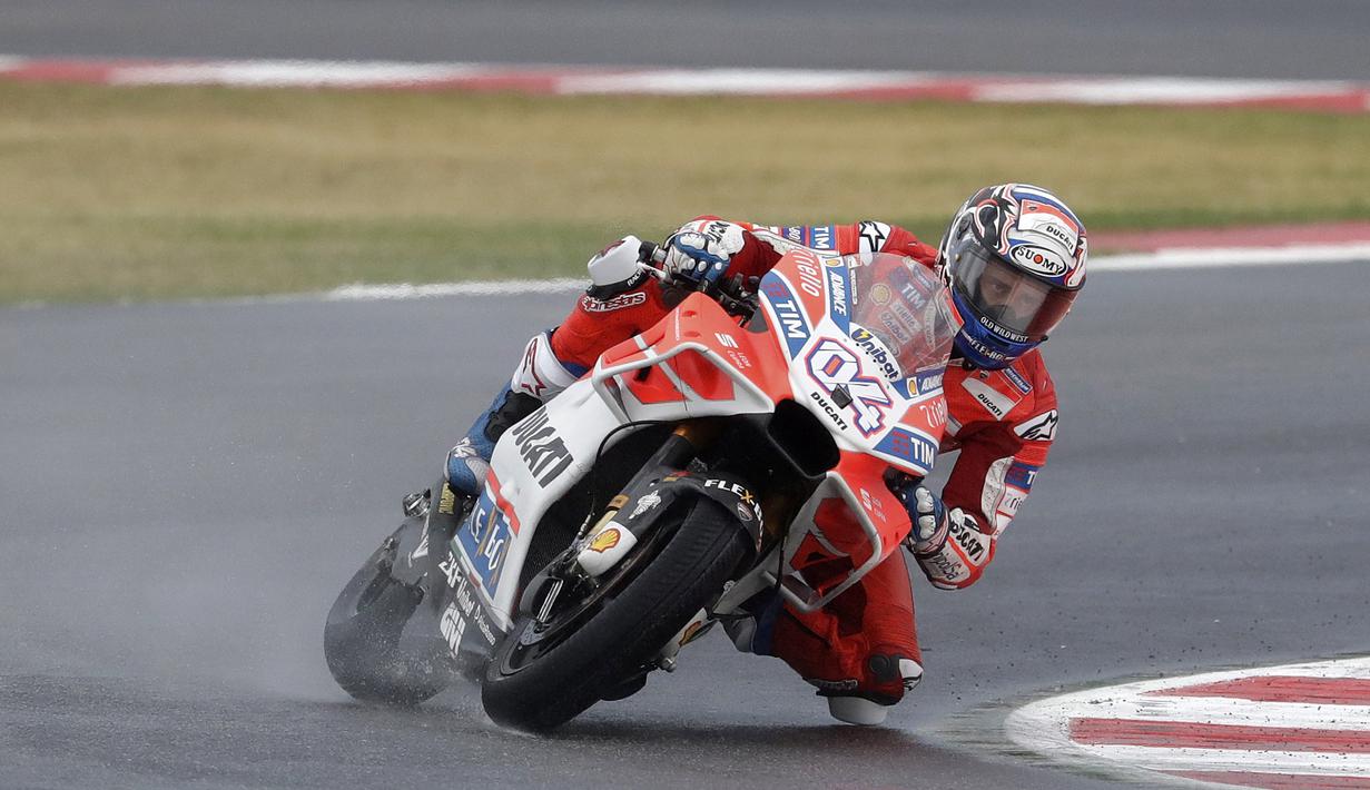 Pebalap Moto GP, Andrea Dovizioso melewati tikungan saat trek basah pada balapan MotoGP San Mariono di Sikuit Marco Simoncelli, Misano Adriatico, Italia (10/9/2017). Dovizioso finis posisi ketiga. (AP/Antonio Calanni)