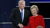 Hillary Clinton dan Donald Trump bersalaman dalam debat perdana yang dihelat di Hofstra University (Reuters)