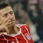 Striker Bayern Munchen, Robert Lewandowski, merayakan gol yang dicetaknya ke gawang Anderlecht pada laga Liga Champions di Stadion Allianz Arena, Munchen, Selasa (12/9/2017). Munchen menang 3-0 atas Anderlecht. (AFP/Guenter Schiffmann)