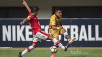 Gelandang Mitra Kukar, Septian David Maulana, berusaha melewati bek Persija Jakarta, Ismed Sofyan, pada laga Liga 1 di Stadion Patriot, Bekasi, Minggu (14/5/2017). (Bola.com/Vitalis Yogi Trisna)