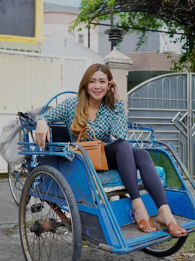 6 Potret Delta Hesti, Istri Tom Liwafa yang Sempat Jaga Anak Vanessa Angel