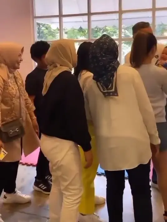 Nikita Willy dan Baby Izz kembali ke Indonesia (Instagram/nikitawillyofficial94)