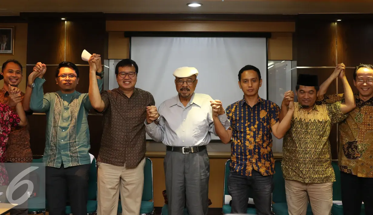 Aktivis koalisi masyarakat sipil mengangkat tangan usai membaca komunike bersama revisi UU anti terorisme di Jakarta, Kamis (8/12). Mereka menilai revisi tetap harus berpijak pada mekanisme criminal justice system model. (Liputan6.com/Helmi Fithriansyah)