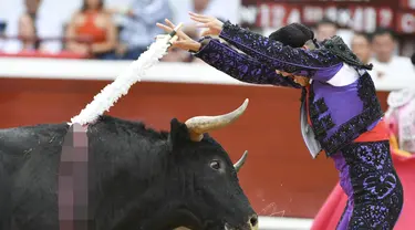Seorang matador tampil saat adu banteng di arena adu banteng Canaveralejo dalam rangka Festival Cali di Cali, Kolombia (27/12/2022). (AFP/Joaquin Sarmiento)