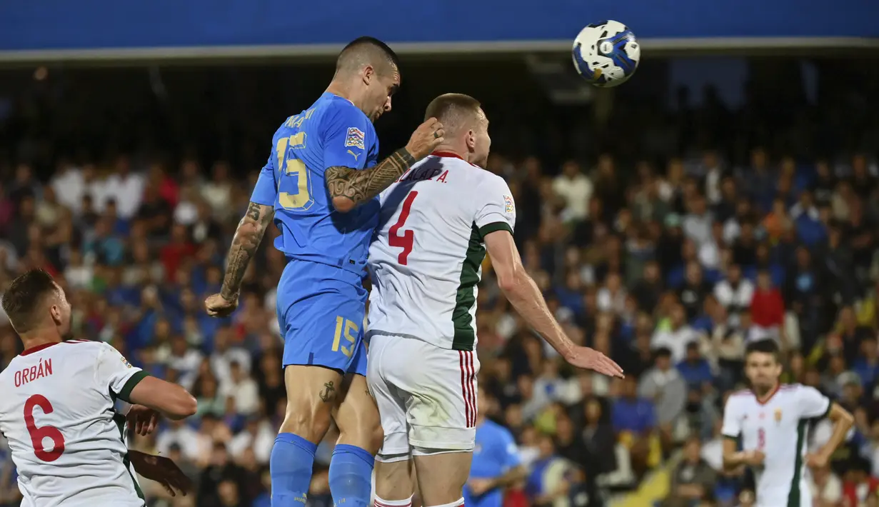 <p>Pemain Italia, Gianluca Mancini bersaing memperebutkan bola dengan pemain Hungaria, Attila Szalai pada pertandingan grup A3 UEFA Nations League di stadion Dino Manuzzi di Cesena, Italia, Rabu (8/6/2022). Italia menang tipis atas Hungaria 2-1. (Massimo Paolone/LaPresse via AP)</p>