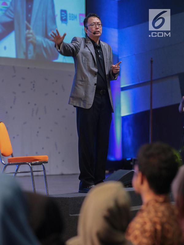 Motivator Tung Desem Waringin saat berbagi pengalaman-pengalaman hidupnya dalam Emtek Goes to Campus 2018 di Universitas Kristen Petra, Surabaya, Jawa Timur, Rabu (14/11). (Liputan6.com/Faizal Fanani)