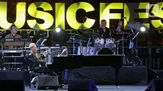 Komposer dunia David Foster tampil dalam gelaran Batik Music Festival 2019 di Candi Prambanan, Yogyakarta, Sabtu (5/10/2019). Meski di usia yang hampir menginjak 70 tahun, David Foster tetap tampil prima di hadapan ribuan penonton. (Kapanlagi.com/Bambang Ekoros Purnama)