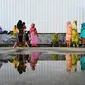Pengungsi Rohingya berkumpul di tempat penampungan sementara sebuah pelabuhan di Pulau Sabang, Provinsi Aceh, Indonesia, Senin (18/12/2023). Sebagian besar Muslim Rohingya menjadi sasaran tindakan keras militer Myanmar pada tahun 2017 dan menjadi sasaran penyelidikan genosida Perserikatan Bangsa-Bangsa (PBB). (CHAIDEER MAHYUDDIN/AFP)