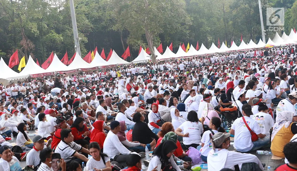 Massa pendukung paslon nomor urut 01 menggelar nonton bareng Konser Putih Bersatu di luar Stadion GBK, Jakarta, Sabtu (13/4). Tingginya antusiasme warga menghadiri kampanye akbar Jokowi-Ma'ruf Amin membuat SUGBK penuh hingga warga terpaksa menonton dari luar stadion. (Liputan6.com/Immanuel Antonius)
