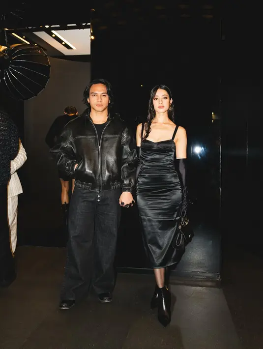 Ia memadukannya dengan celana denim lebar dan sepatu kulit hitam, menyuguhkan gaya streetwear yang effortlessly cool. Rambut panjang yang dibiarkan terurai mempertegas kesan rebel-chic khas aktor "Jakarta vs Everybody" ini. [@jefrinichol].