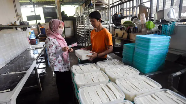 Pembuat Tahu Terdampak Kenaikan Harga Kedelai