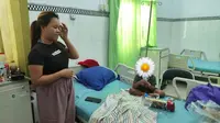 Balita yang mendapat penganiayaan dari ibu tiri dan ayah kandung di rawat di sebuah Puskesmas di Banyuwangi (Istimewa)