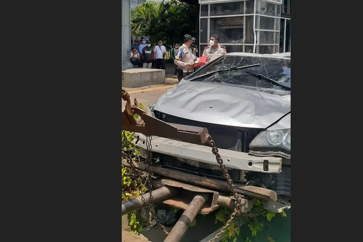 mobil sedan terbalik di depan Polda Metro Jaya, pada Jumat (17/9/2021)