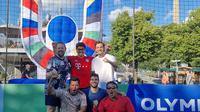 Volunteer Euro 2024 asal Indonesia, Budi Lomban Gaol (jongkok paling kanan), rekan-rekannya dari berbagai negara menempati peringkat  ketiga turnamen futsal antar-volunteer di Munchen dengan memakai nama tim Vamos FC. (Bola.com/Istimewa)