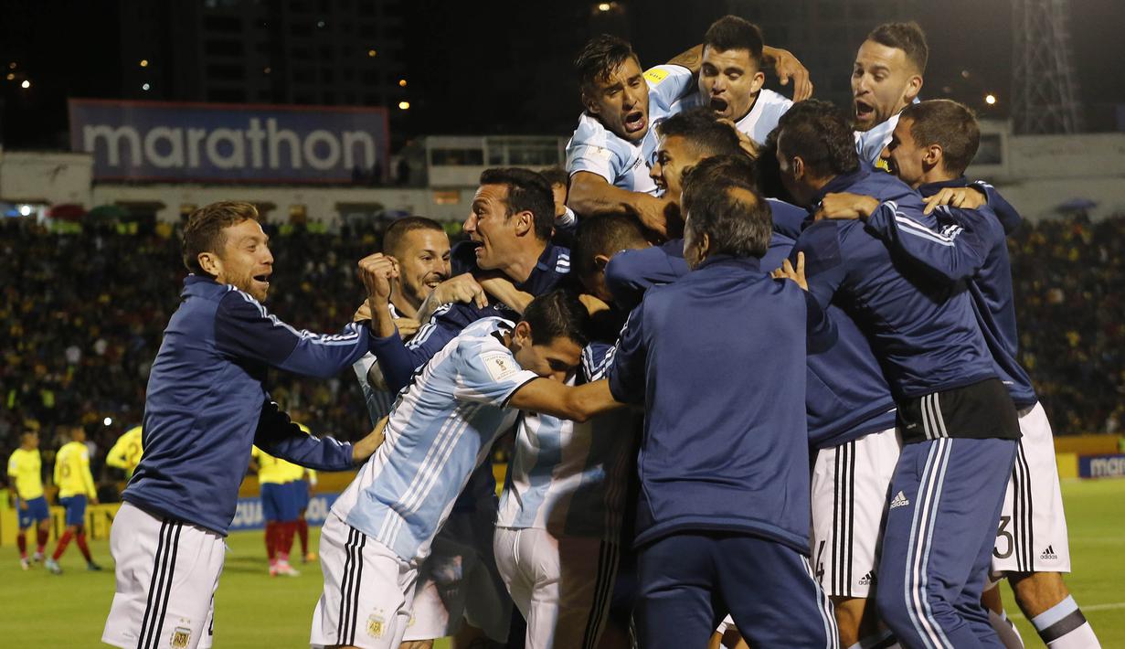 Para pemain Argentina merayakan keberhasilan lolos ke Piala Dunia 2018 usai mengalahkan Ekuador di Stadion Olimpico Atahualpa, Quito, Selasa (10/10/2017). Sempat tertinggal, Argentina akhirnya menang 3-1 atas Ekuador. (AP/Fernando Vergara)