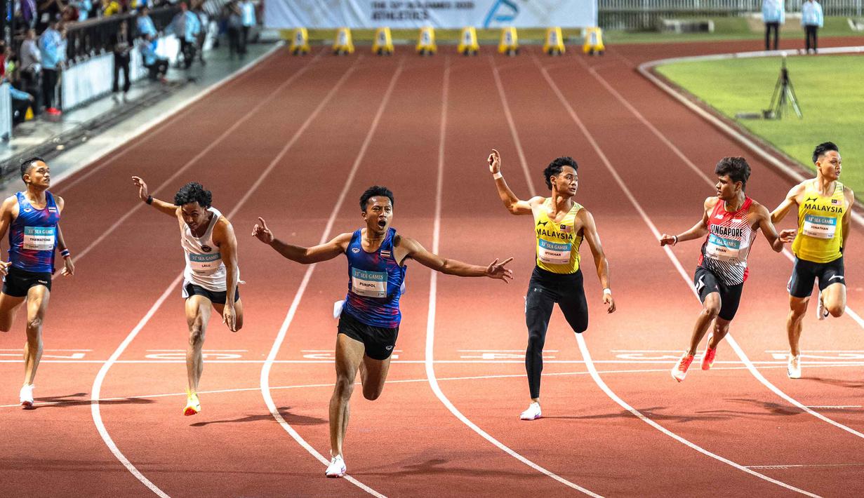 Lalu Muhammad Zohri kalah cepat dari Puripol Boonson asal Thailand di final lari 100 meter putra SEA Games ke-33. Tampak dalam foto, Puripol Boonson asal Thailand (tengah) saat melewati garis finis di samping Lalu Muhammad Zohri dari Indonesia (kedua kiri) dan Danish Iftikhar Muhammad Roslee dari Malaysia (ketiga kanan) dalam final lari 100 meter putra cabang atletik pada SEA Games ke-33 di Suphachalasai National Stadium, Bangkok, pada Kamis 11 Desember 2025. (Chanakarn LAOSARAKHAM/AFP)