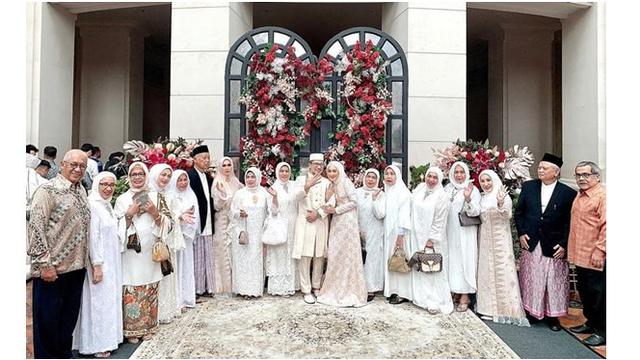 Akad nikah Dian Pelangi dan Sandy Nasution dihadiri keluarga dan kerabat terdekat.