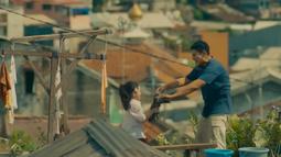 Pemandangan Jakarta dalam film Miracle In Cell No. 7 terlihat jelas saat Dodo Rozak mengajari putrinya menjemur pakaian di atas rumahnya. (Foto: YouTube)
