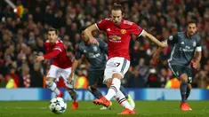 Pemain Manchester United, Daley Blind mencetak gol penalti ke gawang Benfica pada laga Grup A Liga Champions di Old Trafford, Rabu (1/11) dini hari. MU sukses memetik kemenangan 2-0. (AP Photo/Dave Thompson)