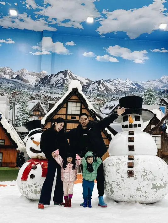 Keluarga Syahnaz Sadiqah dengan outfit musim dingin. Syahnaz dengan puffer jacket hitam, dipadu celana panjang hitam. [Foto: Instagram/syahnazs]