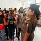 Penertiban lokasi prostitusi berkedok panti pijat di Pekanbaru berlangsung dramatis (Liputan6.com / M.Syukur).