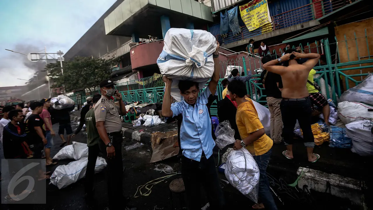 20170119-Pasar Senen Kebakaran, Pedagang Evakuasi Barang Dagangan-Jakarta