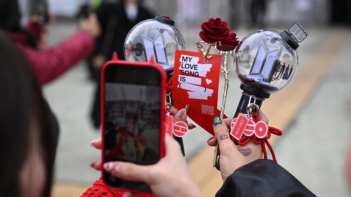 Tur Dunia BTS, Goyang Numpang Promosi Wisata