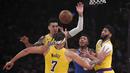 Pebasket New York Knicks, Elfrid Payton, dihadang pemain Los Angeles Lakers pada laga NBA di Staples Center, Rabu (8/1/2020). LA Lakers  menang 117-87 atas Knicks. (AP/Mark J. Terrill)