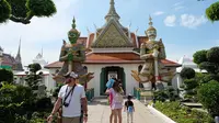 Selama traveling ke Bangkok, kamu bisa mengunjungi lokasi wisata budaya yang terkenal. Wat Arun misalnya.