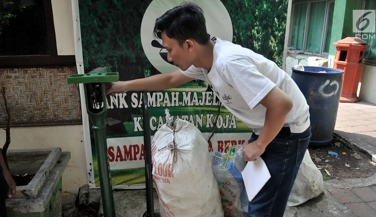 Petugas Bank Sampah Majelis Taklim menimbang kampung sampah dari salah satu warga di Kecamatan Koja, Jakarta, Senin (15/7/2019). Inovasi ini digagas oleh Gus In untuk menumbuhkan kepedulian masyarakat atas kebersihan lingkungan. (merdeka.com/Iqbal S. Nugroho)