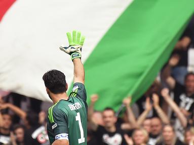 Kiper Juventus, Gianluigi Buffon, menyapa suporter usai melawan Verona pada laga Serie A Italia di Stadion Allianz, Turin, Sabtu (19/5/2018). Laga ini menjadi yang terakhir bagi Buffon setelah 17 tahun membela Juventus. (AFP/Marco Bertorello)
