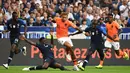 Gelandang Belanda, Memphis Depay, menghindari tekel bek Prancis, Samuel Umtiti, pada laga UEFA Nations League di Stade de France, Paris, Minggu (9/9/2018). Prancis menang 2-1 atas Belanda. (AFP/Franck Fife)