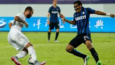 Penyerang Real Madrid, Jese Rodriguez (kiri) berusaha melewati Pemain Inter Milan, Jeison Murillo di Stadion Tianhe, Cina, Senin, (27/7/2015). Ini merupakan pertandingan yang merebutkan piala  Champions Internasional. (REUTERS/Tyrone Siu)