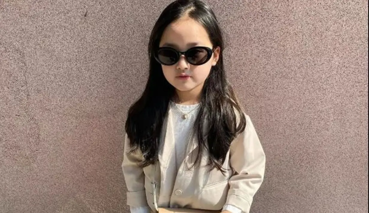 Kwon Yuli, si bocah stiker chat yang kini menjadi selebgram ternama. Fotonya yang menggemaskan selalu curi perhatian. Seperti saat Kwon Yuli memakai kacamata yang membuatnya kian terlihat lucu. (Liputan6.com/IG/@kwonyul_i1004)