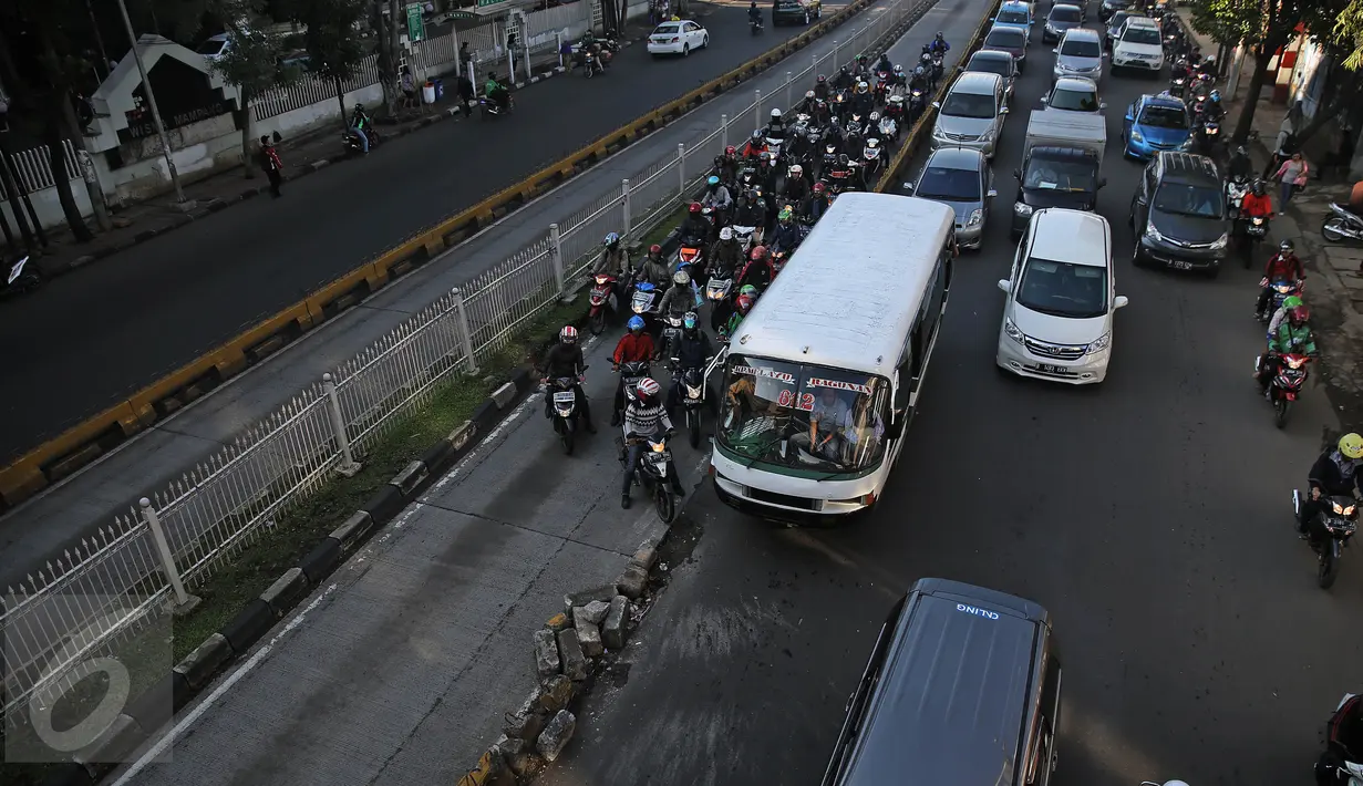<p>Sejumlah kendaraan bermotor nekat menerobos jalur Busway dikawasan Mampang, Jakarta, Senin (18/4/2016). Para penerobos memanfaatkan jalur busway agar terhindar dari macet. (Liputan6.com/Faizal Fanani)</p>