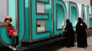 Pengunjung berfoto di Jeddah Corniche, Jeddah, Arab Saudi, 2 Maret 2018. Sebanyak 28 persen warga Arab Saudi bekerja di sektor pariwisata. (AP Photo/Amr Nabil)