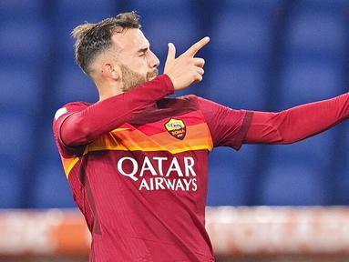 Pemain AS Roma, Borja Mayoral, merayakan gol yang dicetak ke gawang Verona pada laga Liga Italia di Stadion Olimpico, Roma, Minggu (31/1/2021). AS Roma menang dengan skor 3-1. (Fabio Rossi/LaPresse via AP)