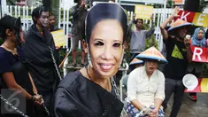 Massa dari Koalisi untuk Kendeng Lestari mengenakan topeng wajah Menteri BUMN Rini Soemarno di depan Kementerian BUMN, Jakarta, Senin (3/4). Mereka menuntut BUMN untuk tidak mengaktifkan pabrik semen di Rembang tersebut. (Liputan6.com/Angga Yuniar)