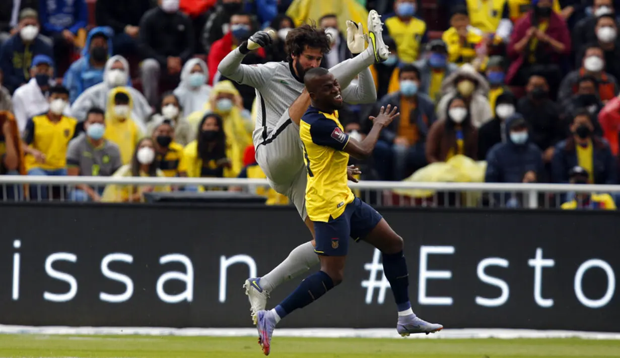 Penjaga gawang Brasil Alisson berebut bola dengan pemain Ekuador Enner Valencia pada pertandingan sepak bola Kualifikasi Piala Dunia 2022 di Stadion Casa Blanca, Quito, Ekuador, 27 Januari 2022. Pertandingan berakhir imbang 1-1. (Santiago Arcos/Pool via AP)