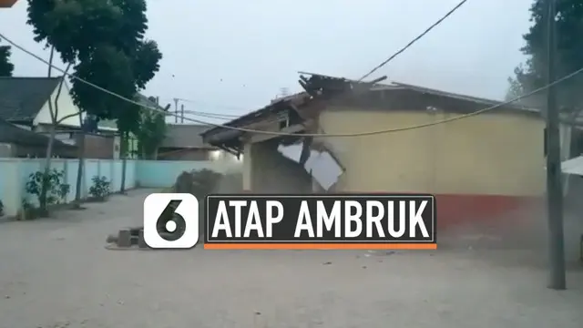 Hujan deras dan angin kencang yang turun sehari membuat atap sebuah SD di Tangerang, Banten ambruk. Tidak ada korban jiwa dalam kejadian ini.