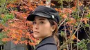 Gaya Eva Anindita dengan busana serba hitam dari topi hingga jaketnya ini juga jadi sorotan. Penampilan Eva satu ini juga membuatnya terlihat begitu elegan. (Liputan6.com/IG/@eva_anindita_zachrie)