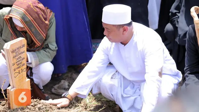 [Bintang] Pemakaman istri kedua Opick