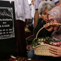 Suasana Pemakaman Istri Indro Warkop