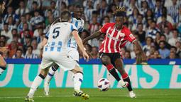 Pemain Athletic Bilbao, Nico Williams (kanan) masih kesulitan mencapai kesepakatan kontrak baru dengan klubnya. Jika kesepakatan baru tidak ditandatangani, ada kemungkinan Williams akan hengkang pada bulan Januari 2024. Athletic tentu tidak ingin kehilangan pemain berusia 21 tahun itu secara gratis di musim panas. (AFP/Cesar Manso)