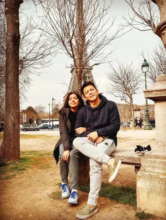 Ariel NOAH dan putrinya Alleia Anata berfoto di depan Menara Eiffel. (dok. Instagram @arielnoah/https://www.instagram.com/p/CamwsB1JSNn/)