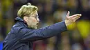 Pelatih Liverpool, Juergen Klopp, memberikan instruksi saat melawan Watford pada laga Premier League di Stadion Vicarage, Watford, Minggu (1/5/2017). Watford kalah 0-1 dari Liverpool. (EPA/Gerry Penny)