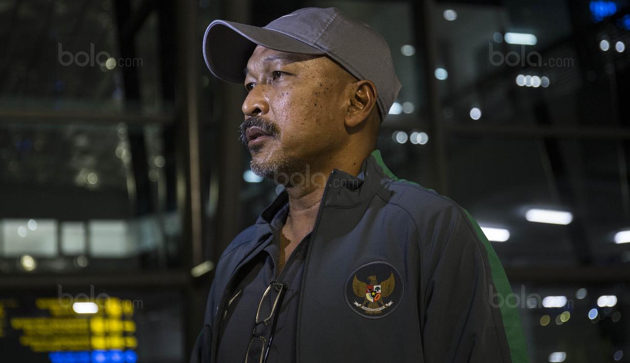 Pelatih Timnas Indonesia U-16, Fachri Husaini, saat tiba di Bandara Soetta, Tangerang, Sabtu (23/9/2017). Timnas U-16 berhasil meraih hasil sempurna pada kualifikasi Piala Asia U-16 di Thailand. (Bola.com/Vitalis Yogi Trisna)