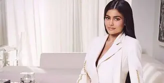 Dalam usia yang masih terbilang muda, Kylie Jenner sudah menjadi salah satu orang terkaya yang memiliki penghasilan tinggi. Tidak hanya terkenal di industri hiburan, Kylie pun juga seorang pegiat bisnis yang sukses. (Instagram/kyliejenner)