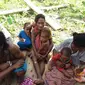 Anak dan orang tua warga suku Mausu Ane Pulau Seram yang dilanda bencana kelaparan.(Liputan6.com/Abdul Karim)