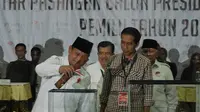 Setelah Jokowi, Prabowo mengambil nomor yang akan digunakan di Pilpres 2014 (Liputan6.com/Herman Zakharia) 